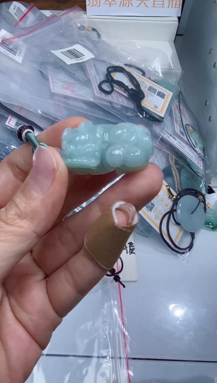 颈饰未镶嵌翡翠吊坠