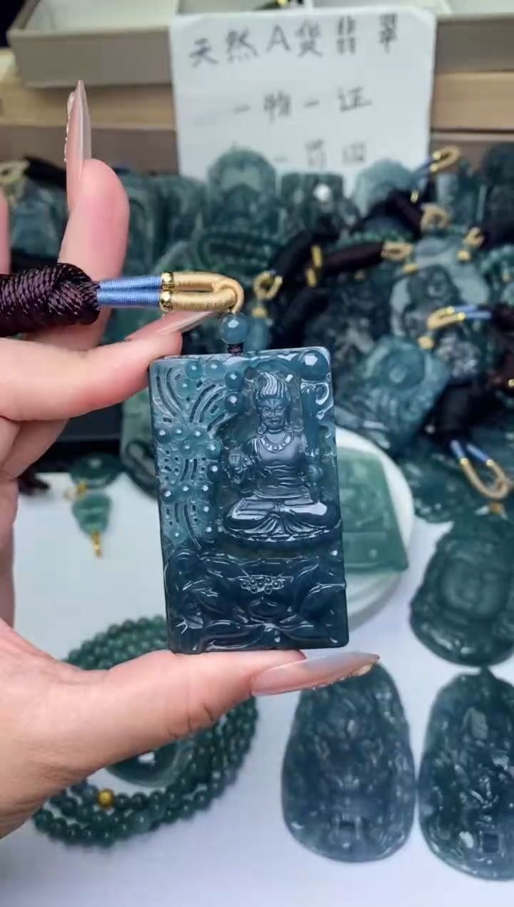 翡翠未镶嵌颈饰          