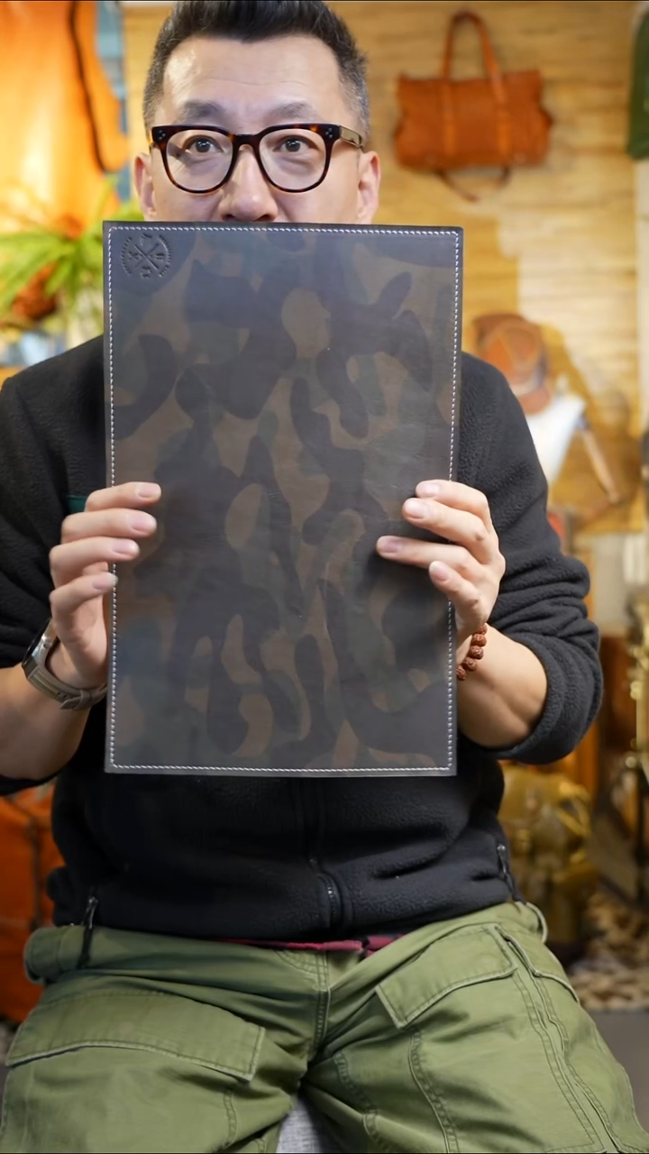 蓝色豹纹配迷彩色真皮鼠标垫