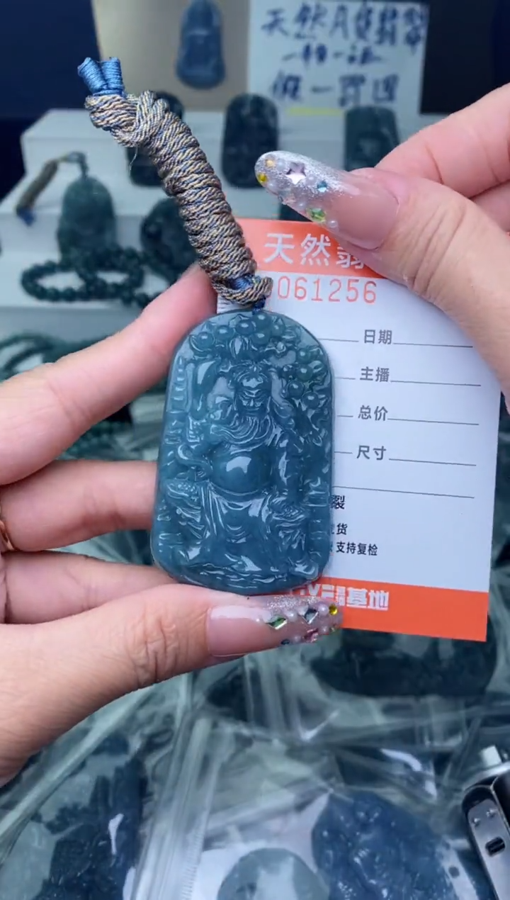 翡翠未镶嵌颈饰··········