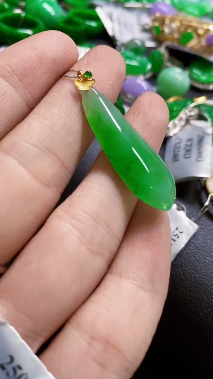 颈饰18K金镶嵌翡翠瓜