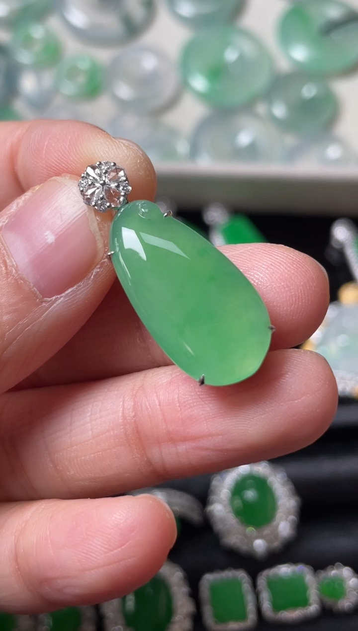 【闪购商品】翡翠颈饰18K金镶嵌缅甸翡翠钻石镶嵌福瓜