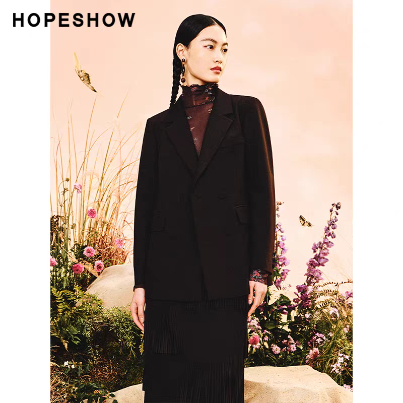 89124022201 红袖经典的西装领设计，两侧设有口袋，整体版型挺括