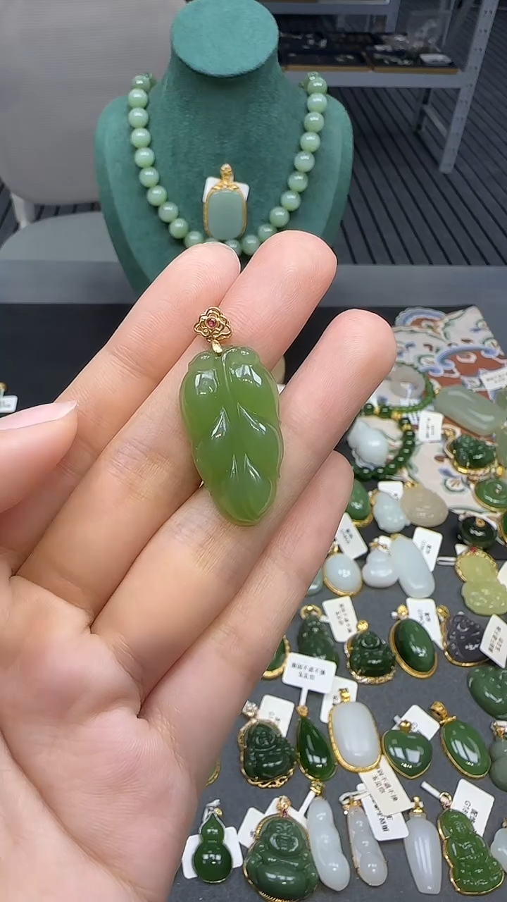 18K金镶嵌和田玉挂件1