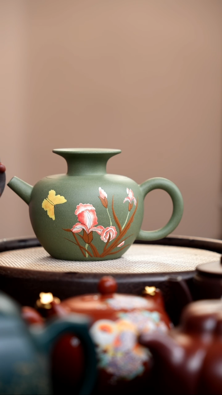 茶壶紫砂豆青砂公道壶泥绘蝶恋花
