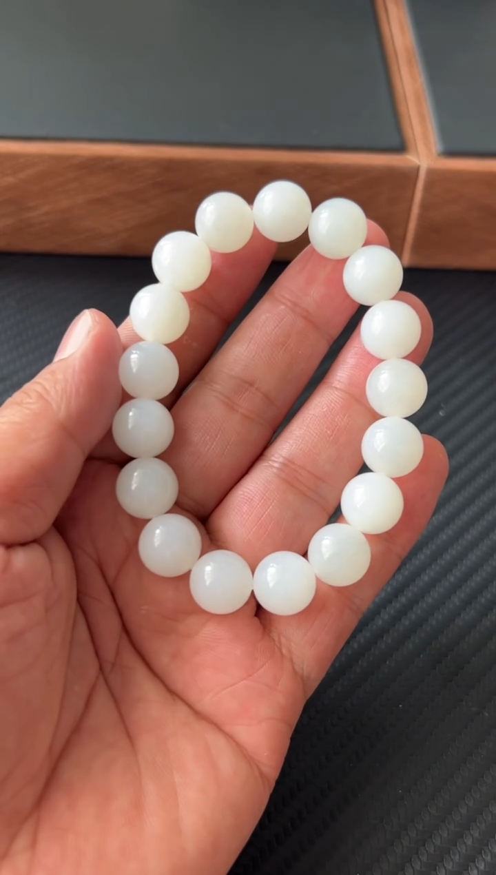 手串未镶嵌和田玉且末黑山微色差卡12m