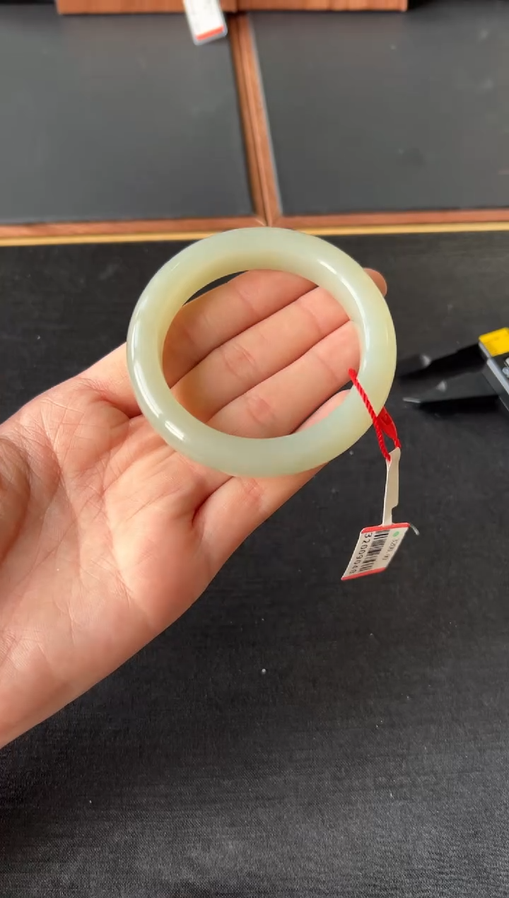 【闪购商品】和田玉手镯未镶嵌且末微色差近矿53+