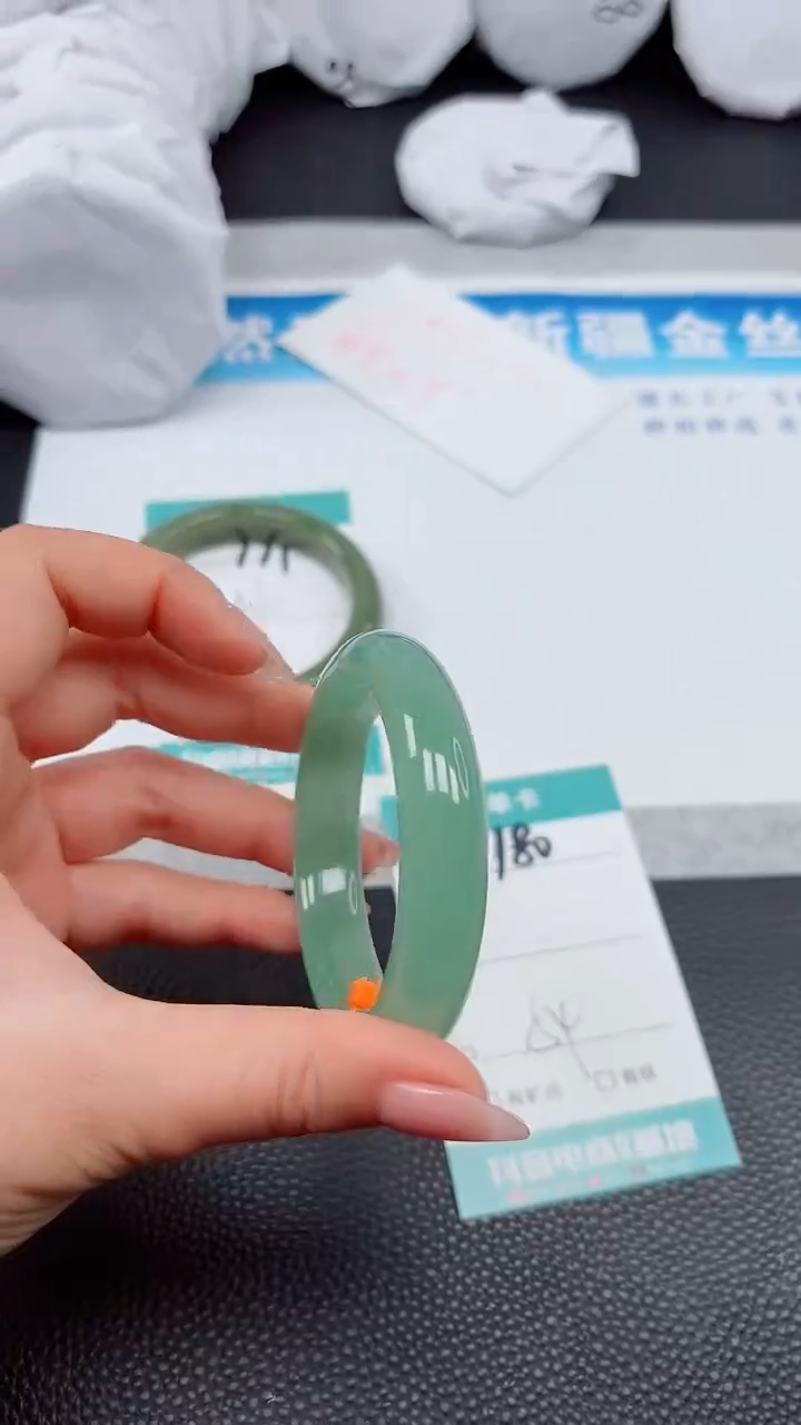 【闪购商品】石英质玉手镯未镶嵌A180