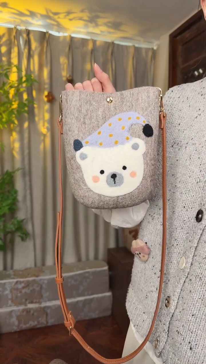 羊毛非遗羊毛毡包 手机包灰小熊