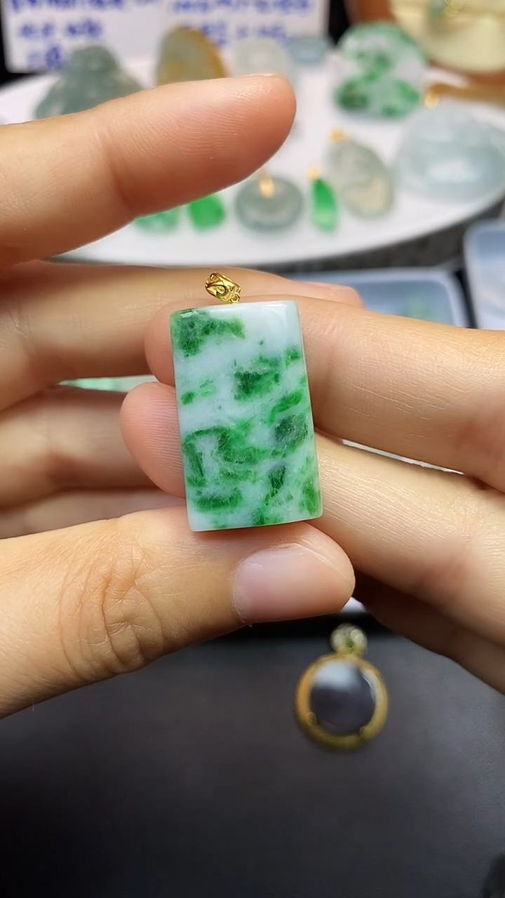 颈饰18K金镶嵌翡翠吊坠