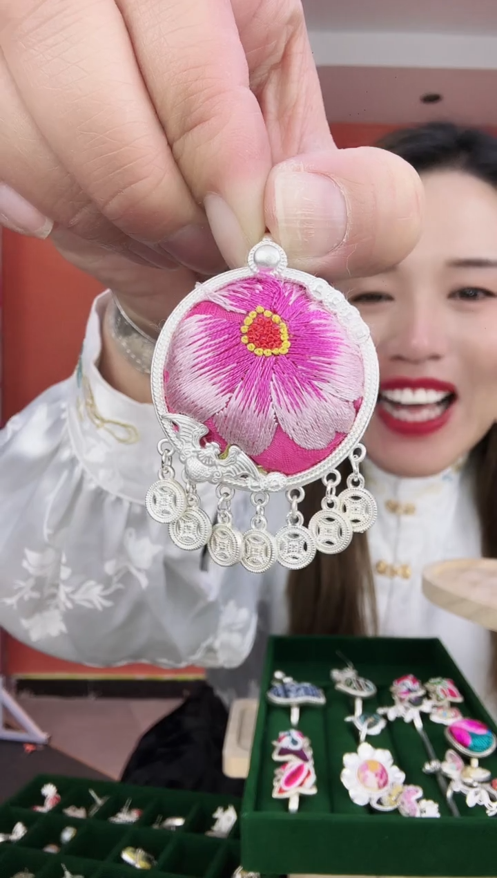 【闪购商品】织绣非遗手工刺绣吊坠