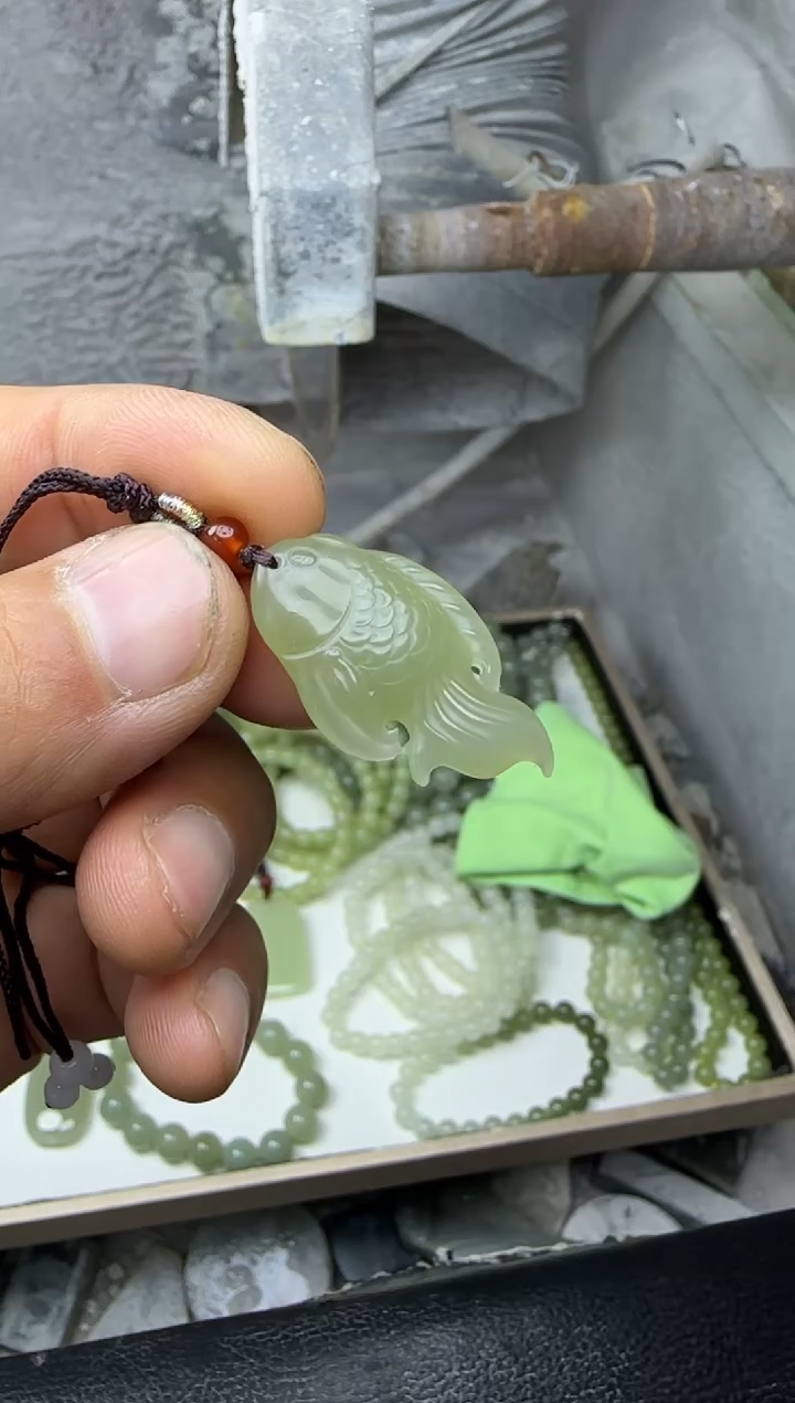 颈饰未镶嵌和田玉吊坠