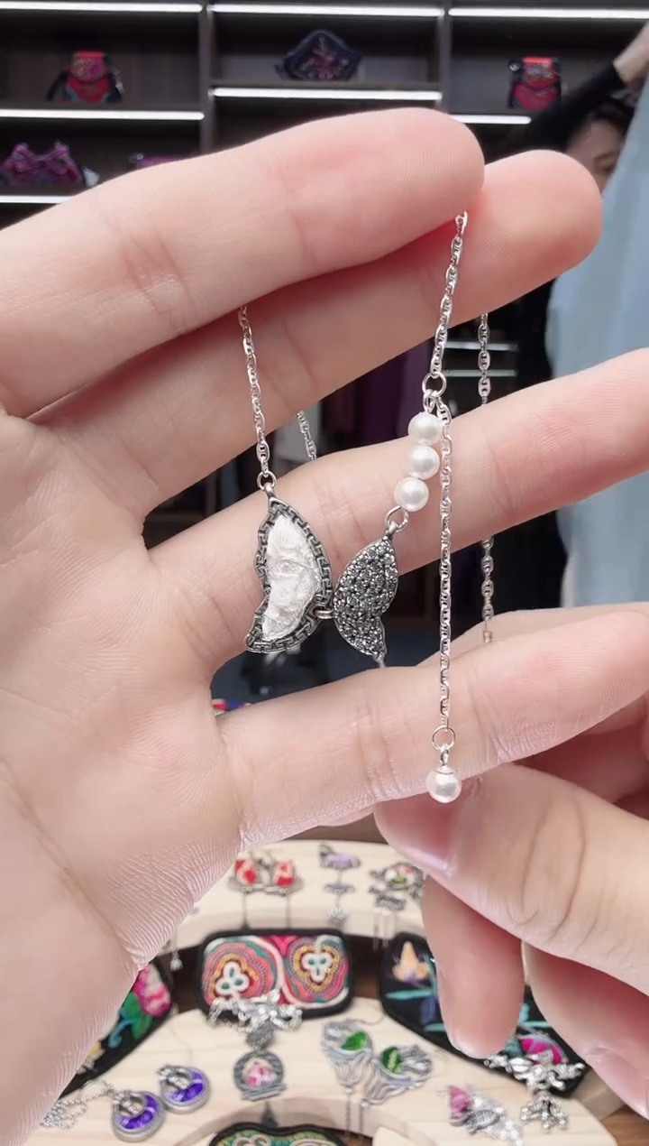 织绣46蒙阿苏苗绣传承店