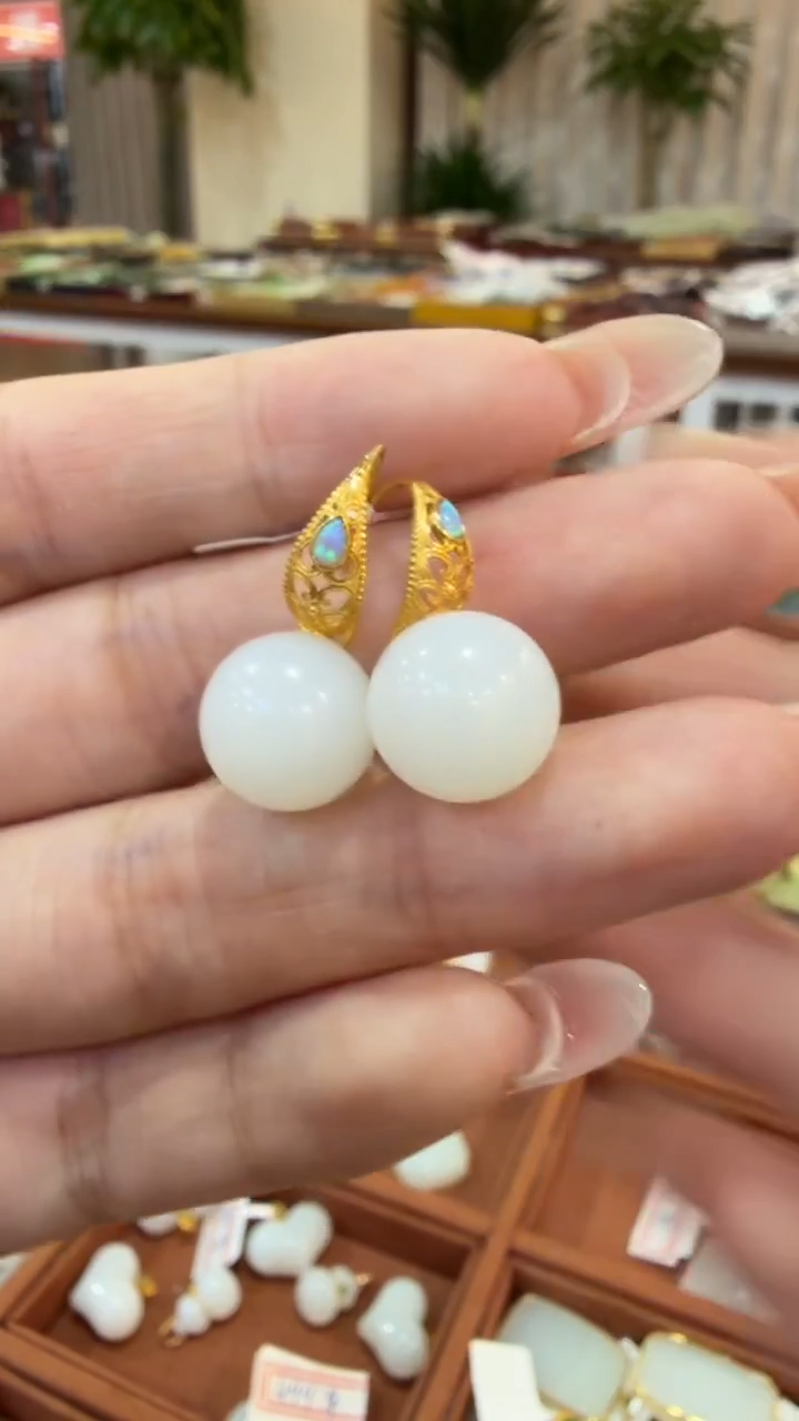 颈饰18K金镶嵌和田玉耳饰一对