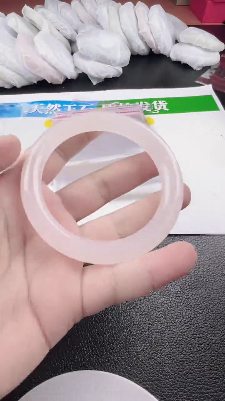 未镶嵌手镯石英质玉浅粉58
