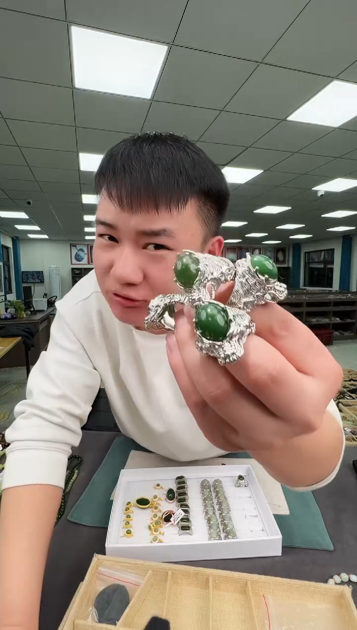 未镶嵌和田玉挂件b28