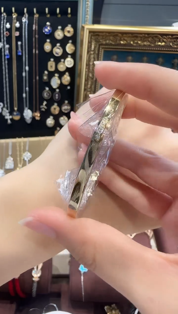 18K金镶嵌手镯钻石手镯15圈口