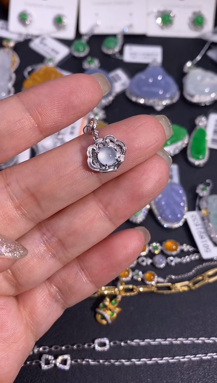 【闪购商品】翡翠颈饰18K金镶嵌吊坠