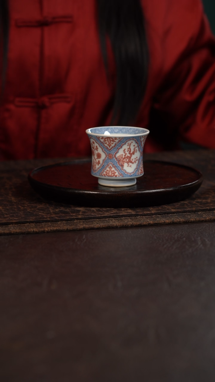 【闪购商品】杯贵红窑青花釉里红开窗梅兰竹菊马蹄杯