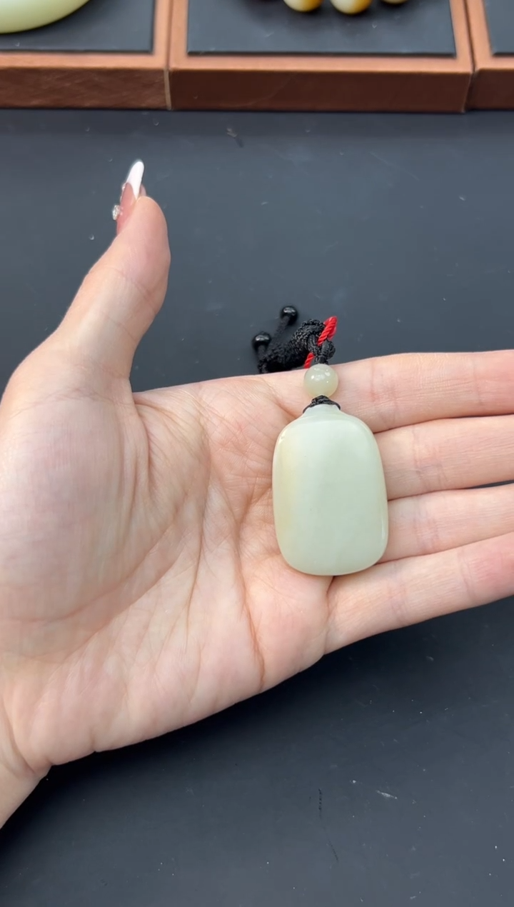 【闪购商品】和田玉吊坠(赠链)未镶嵌且末微色差迪克兰吊坠