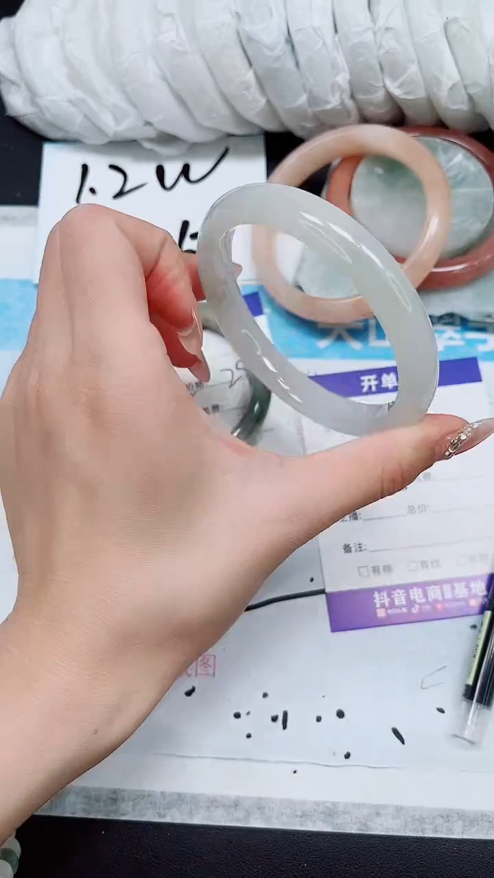 【闪购商品】石英质玉手镯未镶嵌A89-64/65