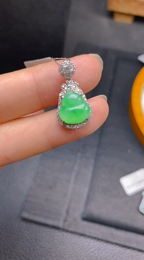 翡翠银S925镶嵌颈饰葫芦