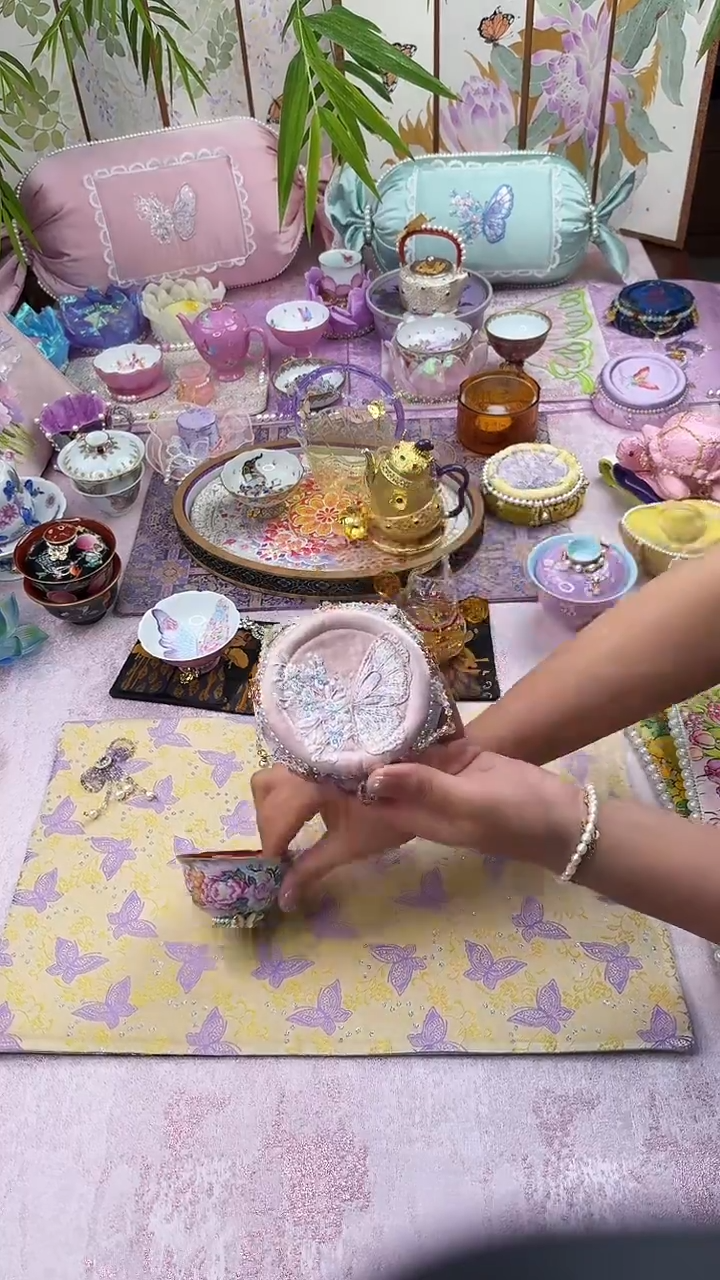 粉色蝴蝶木托带链条
