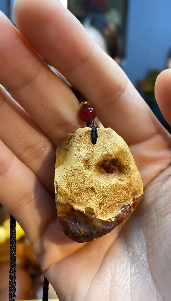 未镶嵌颈饰琥珀吊坠