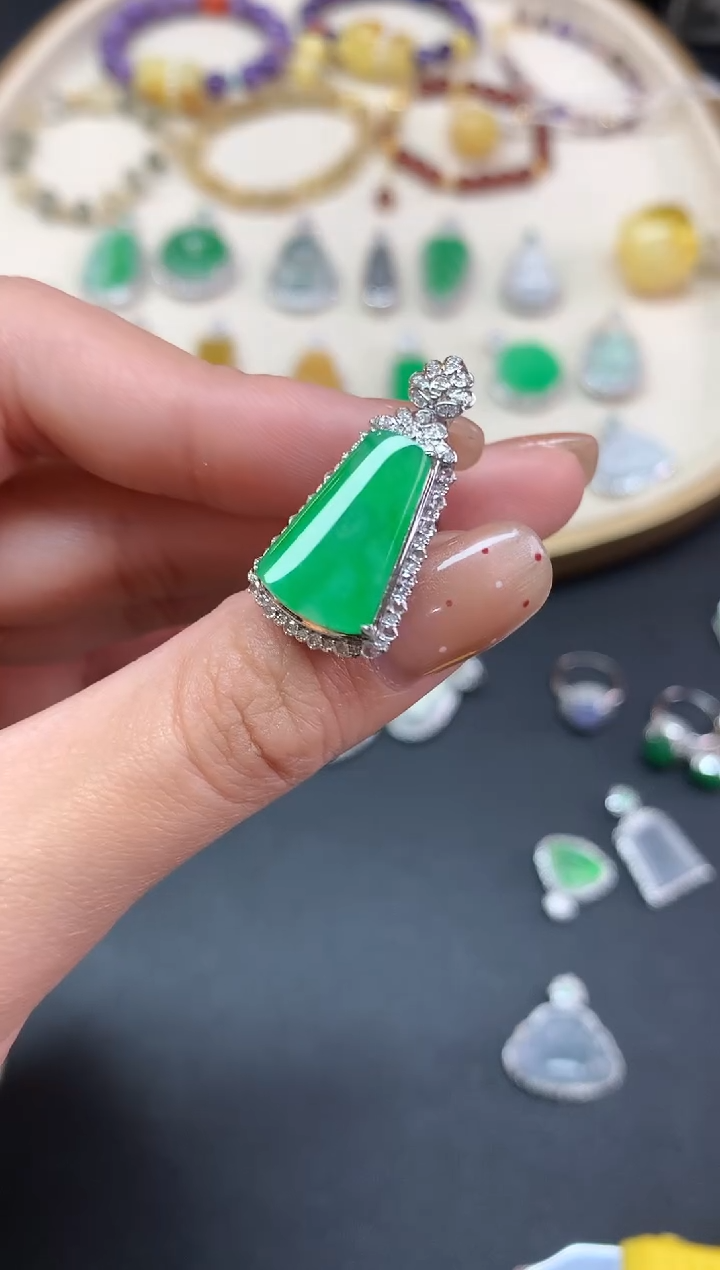 【闪购商品】翡翠吊坠(不含链)18K金镶嵌吊坠A441|9800