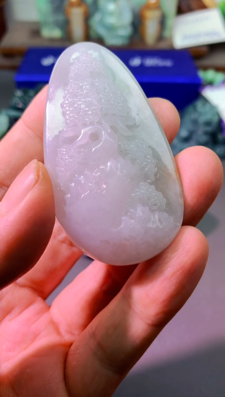 颈饰未镶嵌翡翠承*：山水