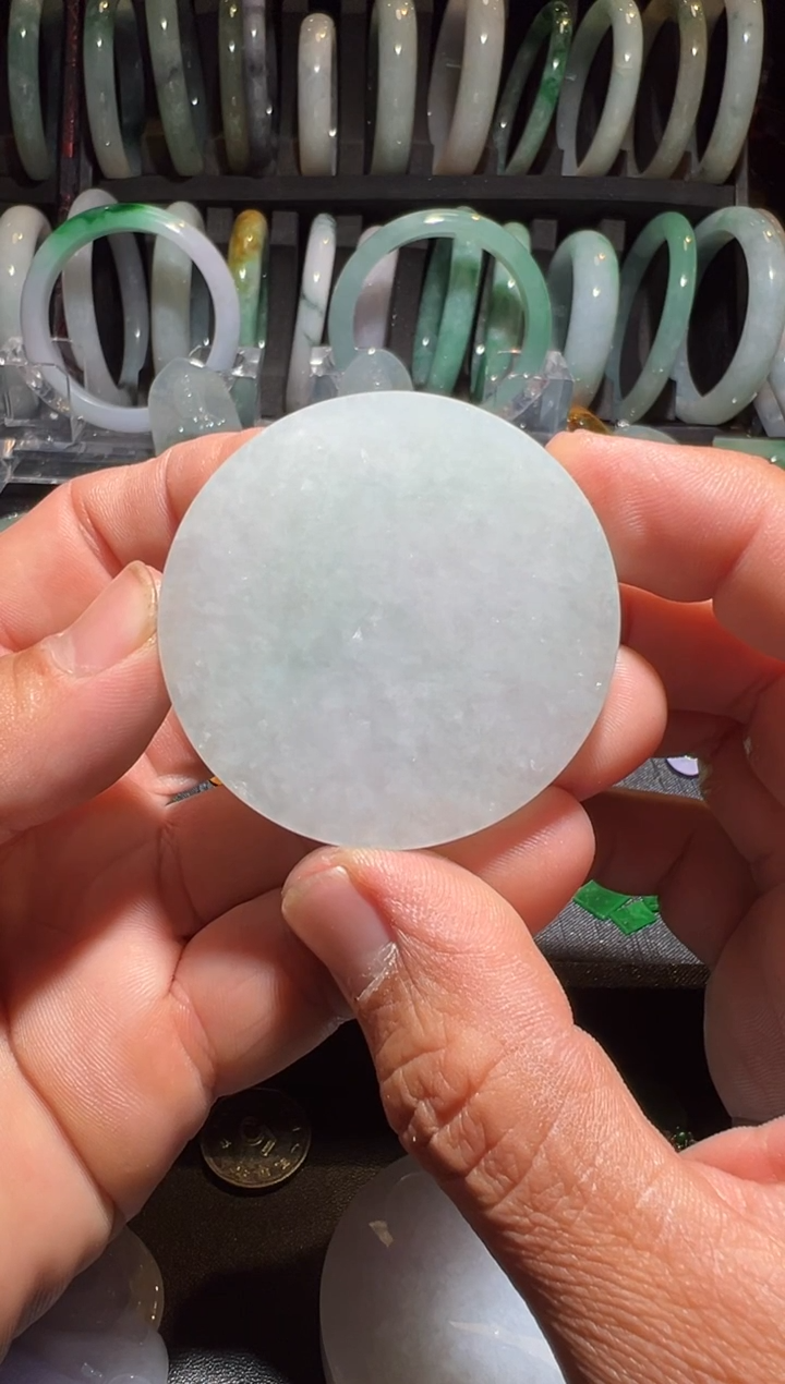 颈饰未镶嵌翡翠芸*瑶翡翠镯心。