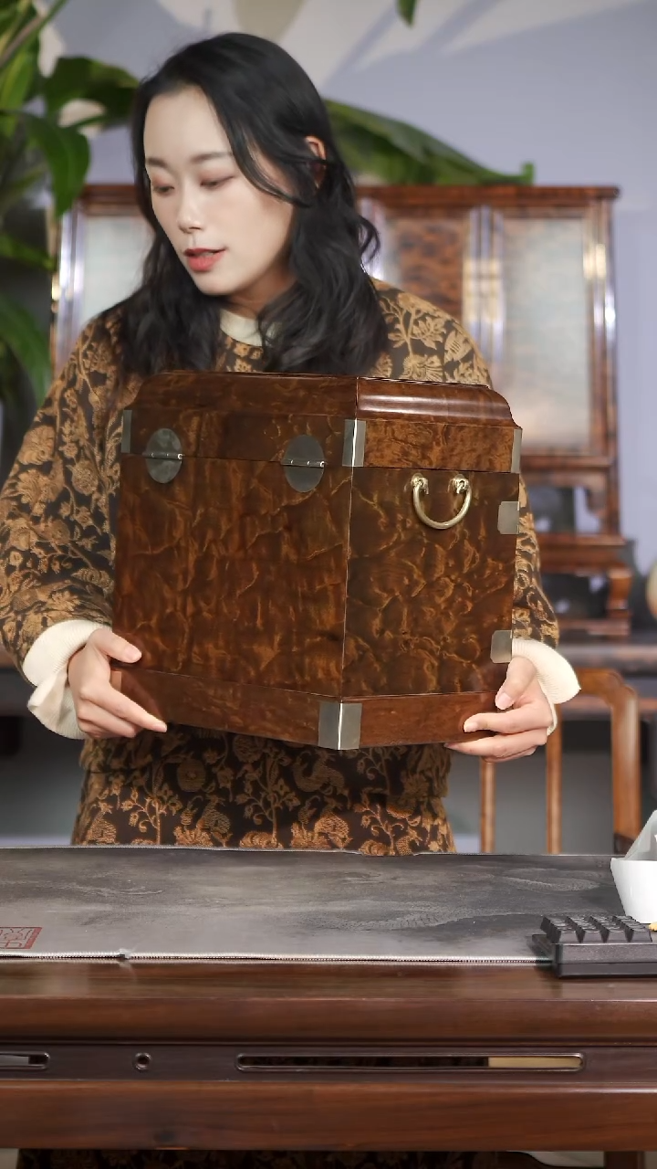 金丝楠藏品级龙胆纹一木一器官皮箱