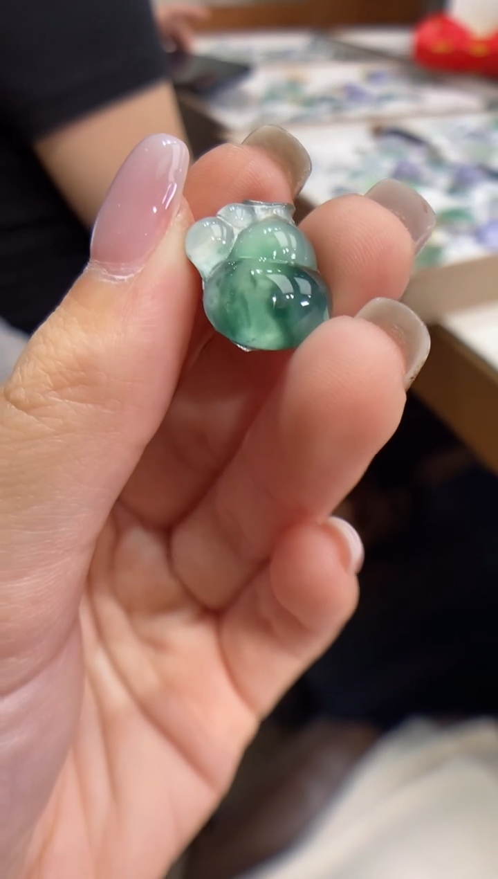翡翠未镶嵌颈饰葫芦