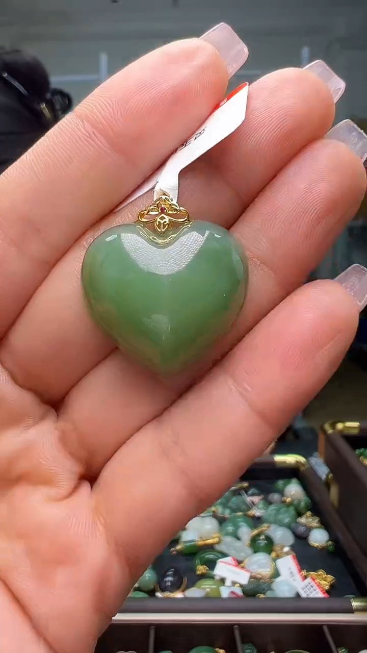 颈饰18K金镶嵌和田玉（多样性发货.发其一)1.04.115