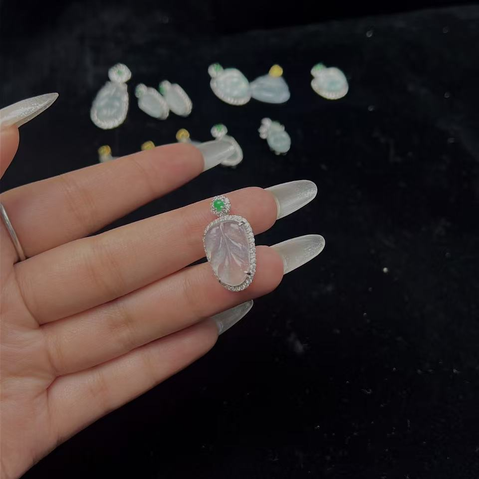 缅甸翡翠A货冰种水灵福叶吊坠