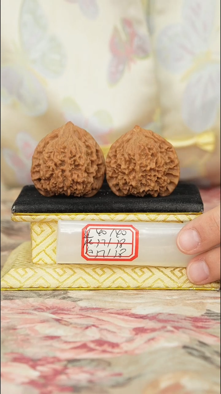 【闪购商品】文玩核桃把件满天星