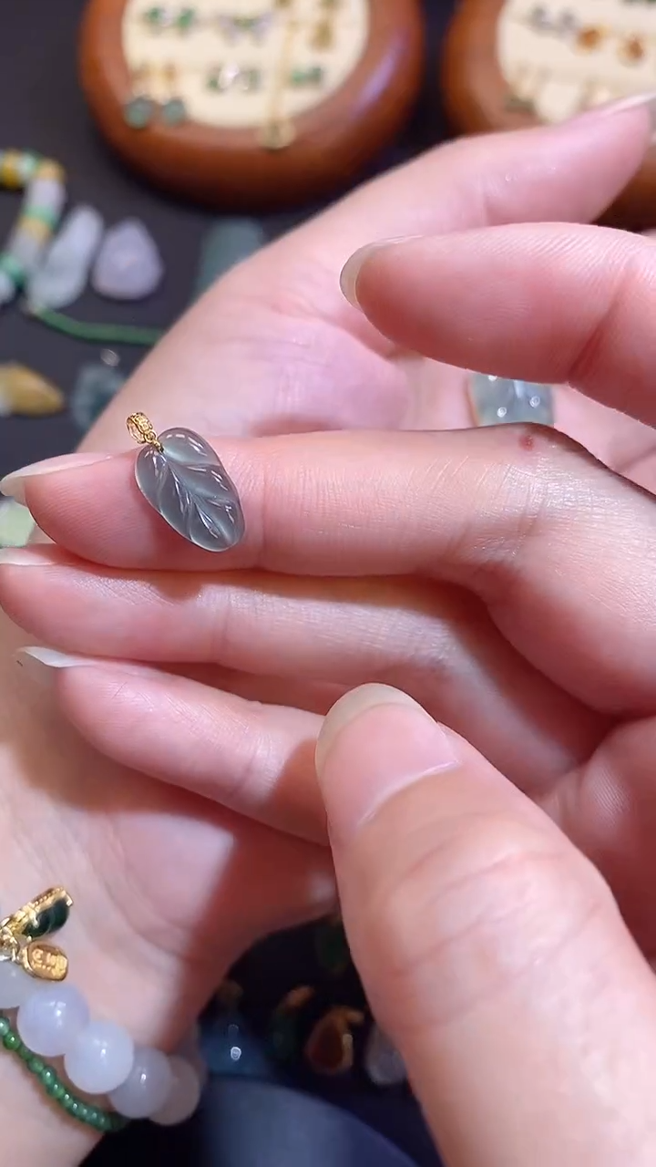 翡翠18K金镶嵌颈饰1111111111