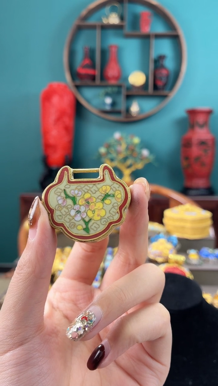 君*?非遗手工景泰蓝吊坠米色