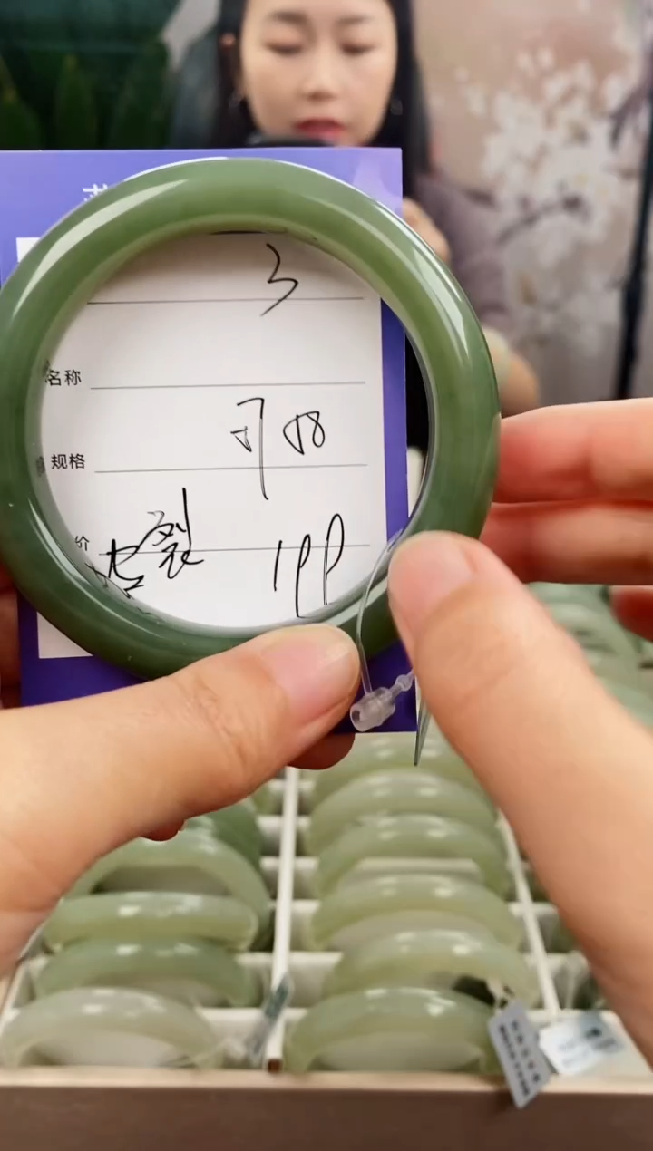 未镶嵌手镯和田玉微色差3