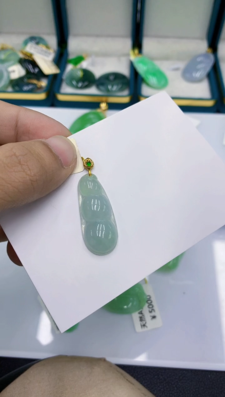 颈饰18K金镶嵌翡翠琴**欢翡翠