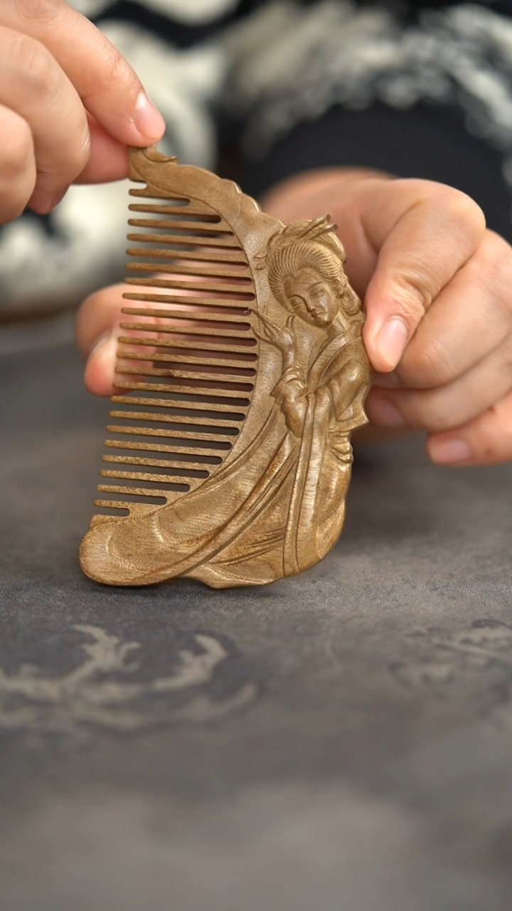 【闪购商品】金丝楠木雕拆房老料侍女梳