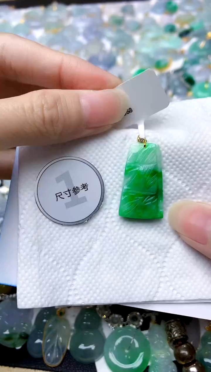 颈饰18K金镶嵌翡翠天然A货翡翠