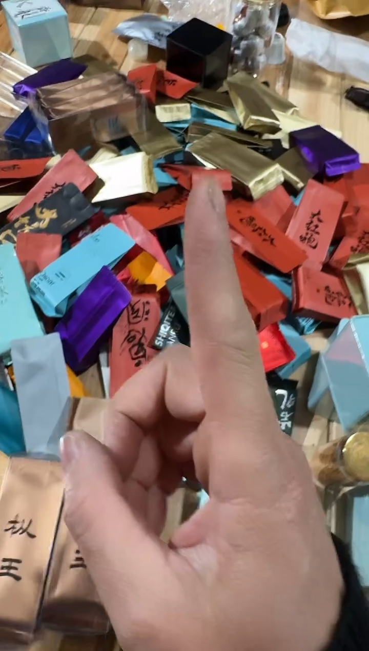 桌上一堆·······