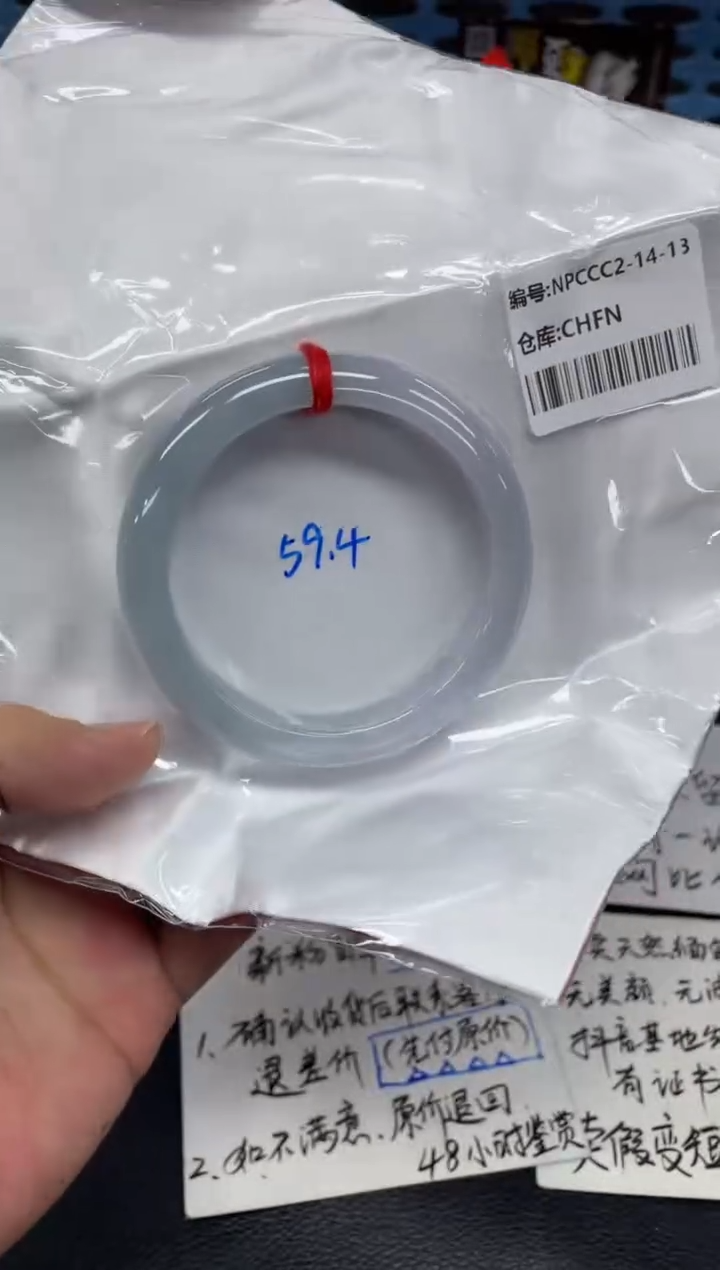 翡翠手镯未镶嵌是****宝翡翠手镯
