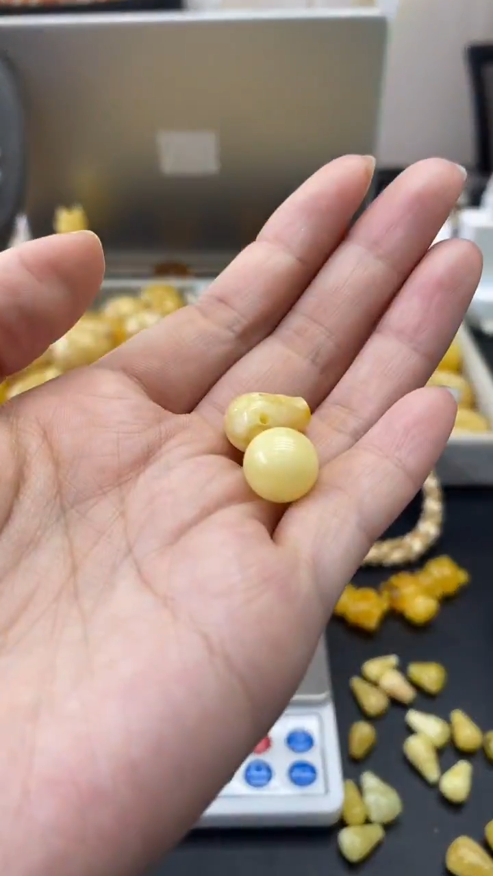 琥珀未镶嵌珠宝奇石艳*姐939（2个 4孔珠子