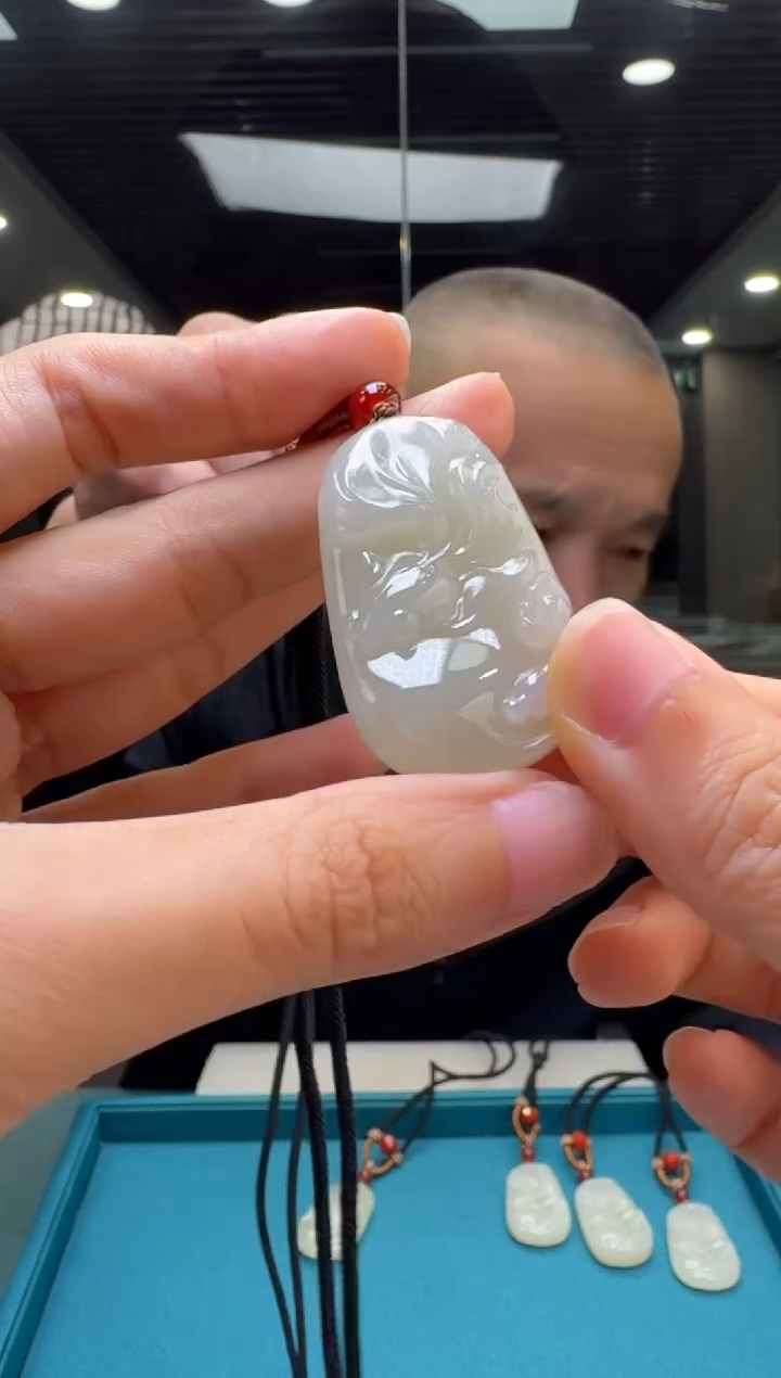 和田玉未镶嵌颈饰连年有余牌配绳