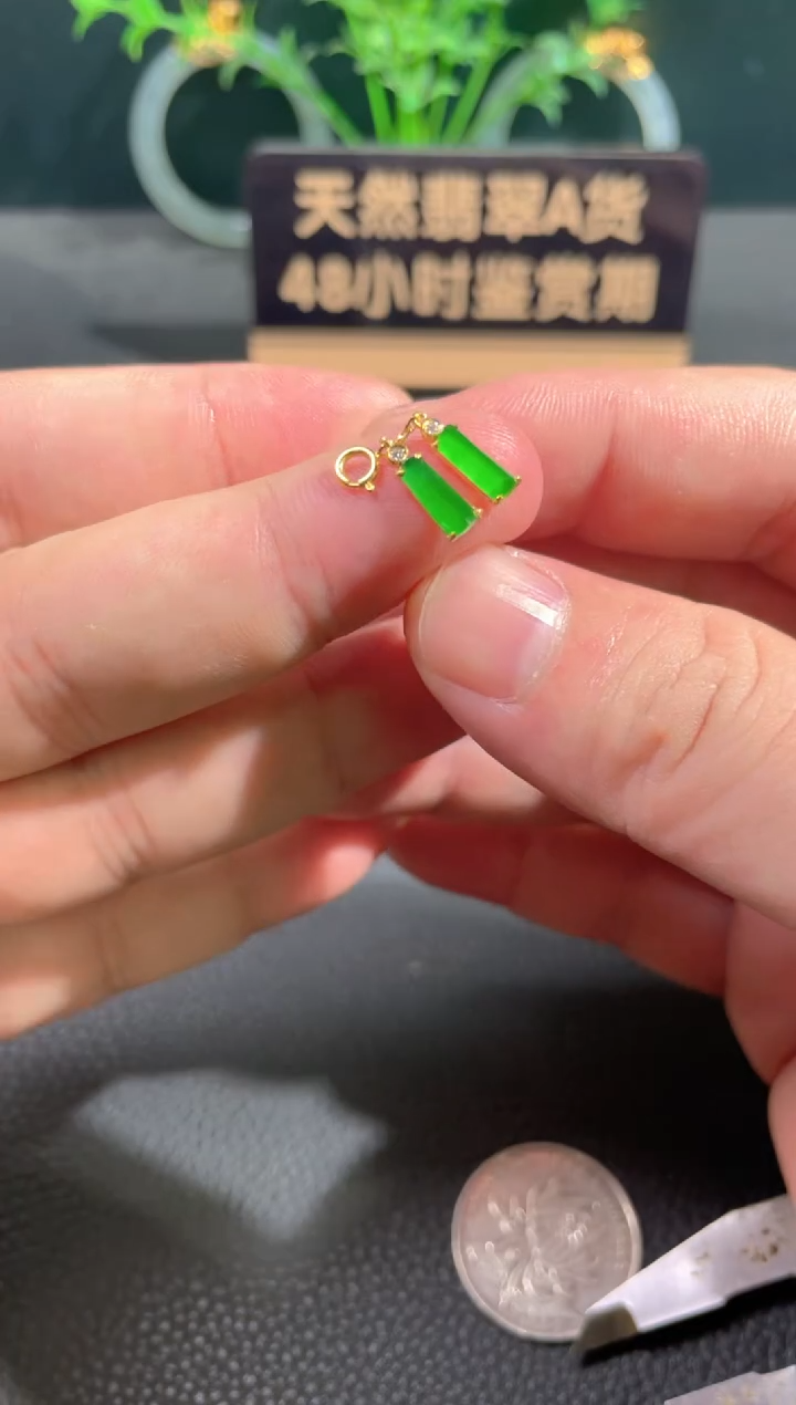 翡翠18K金镶嵌颈饰翡翠