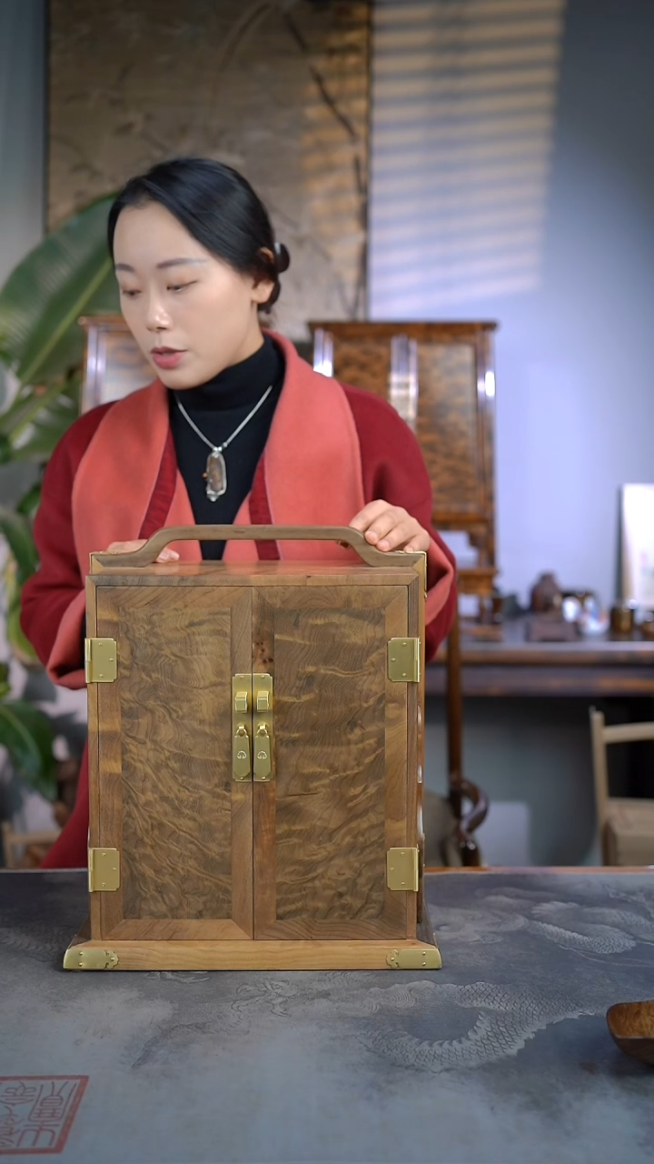 【闪购商品】金丝楠木艺闪电水波精工原木提梁箱子691