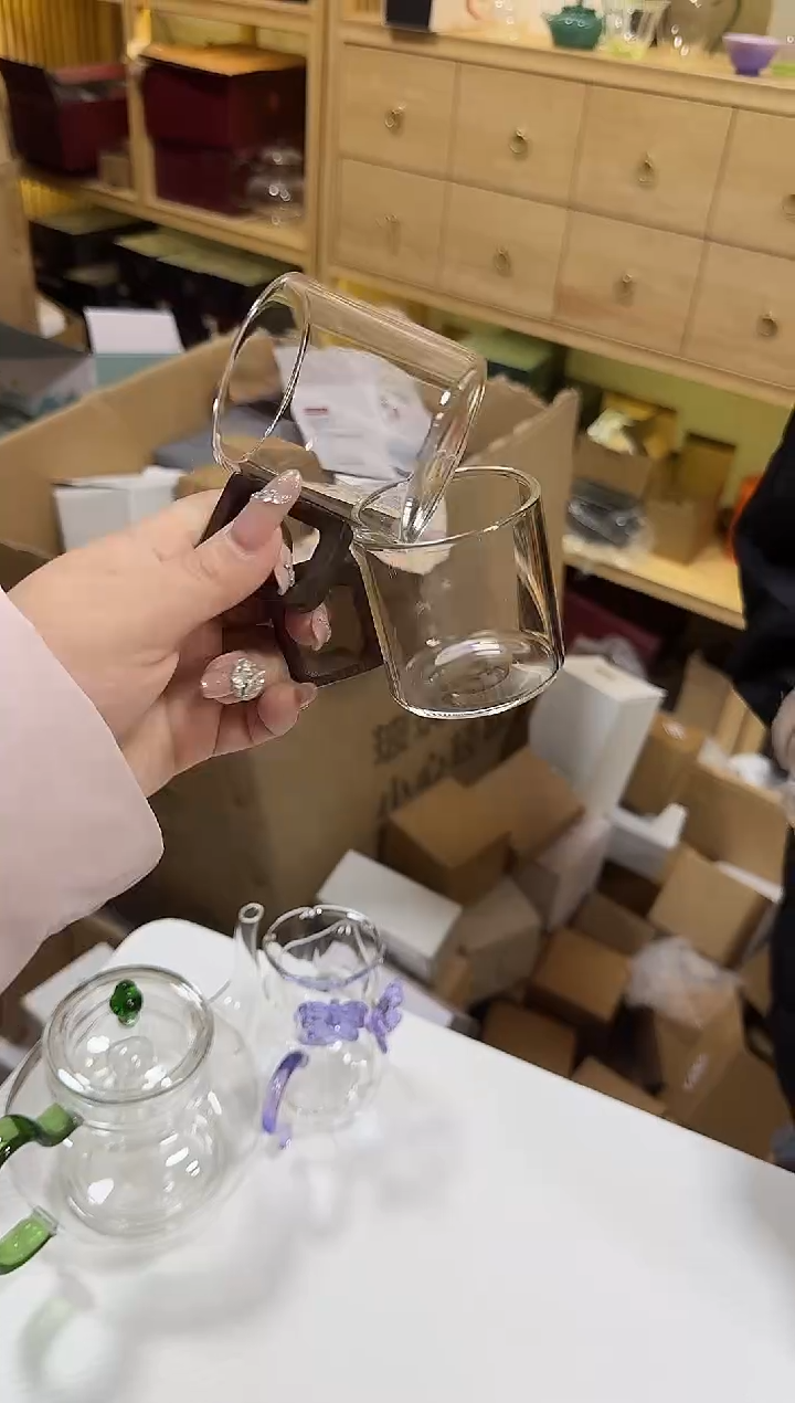 322白色木把小杯子2只