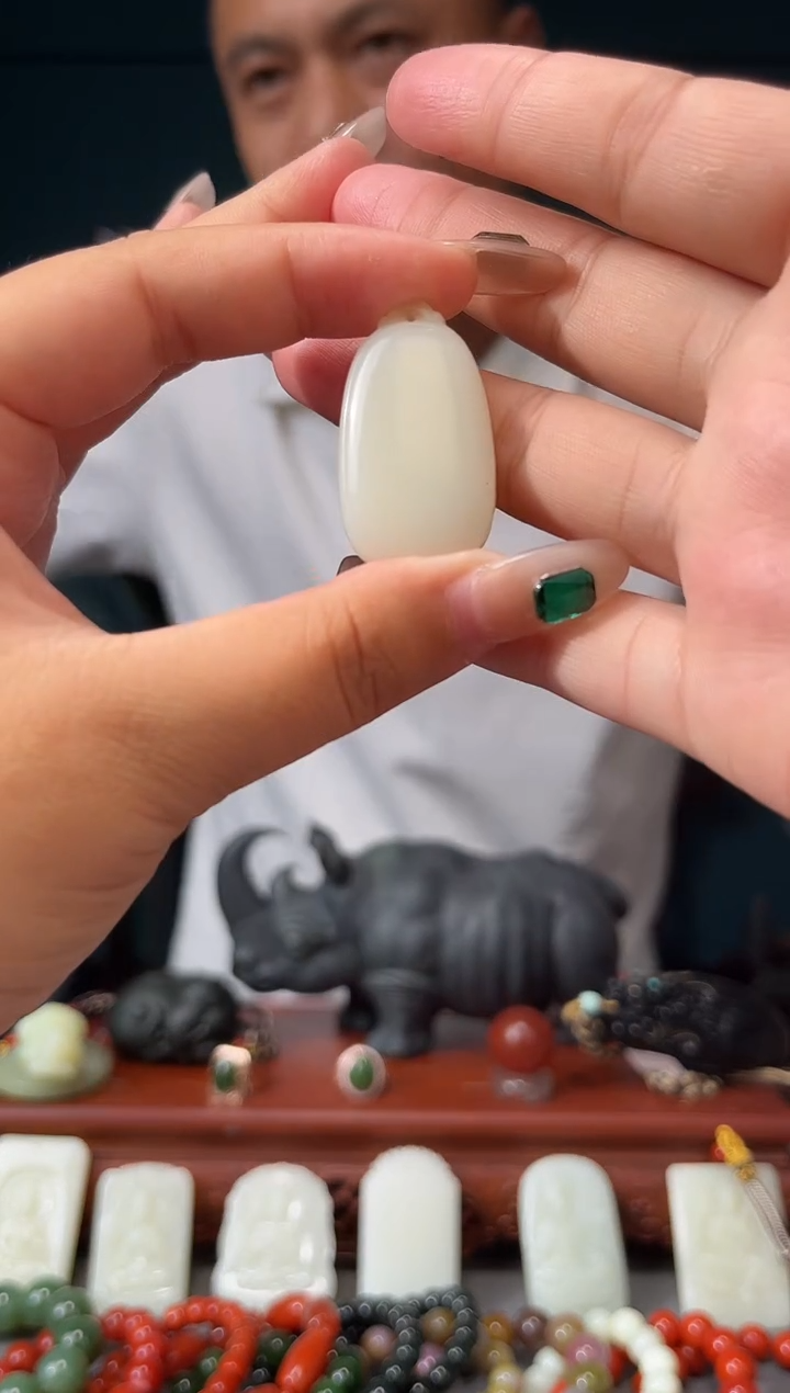 和田玉未镶嵌颈饰吊坠